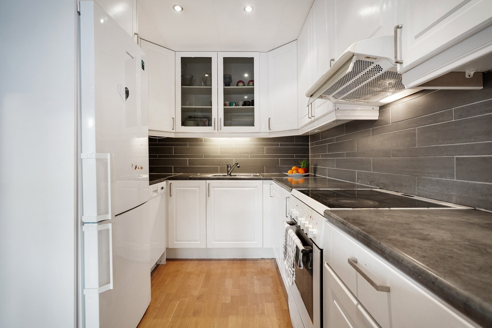 Det er god skap- og benkeplass. Galleribilde