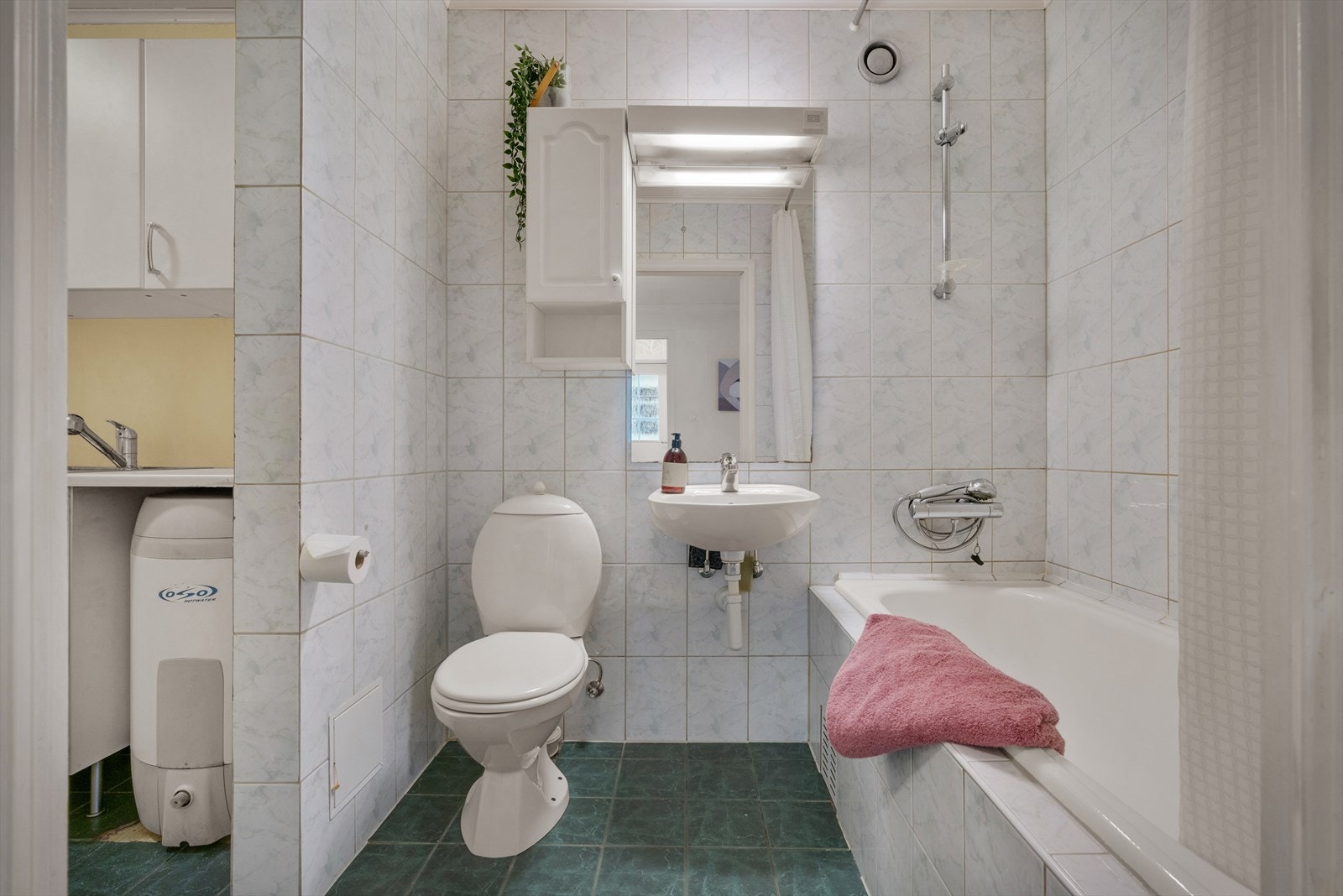 Helfliset bad med vaskeromsdel. Galleribilde