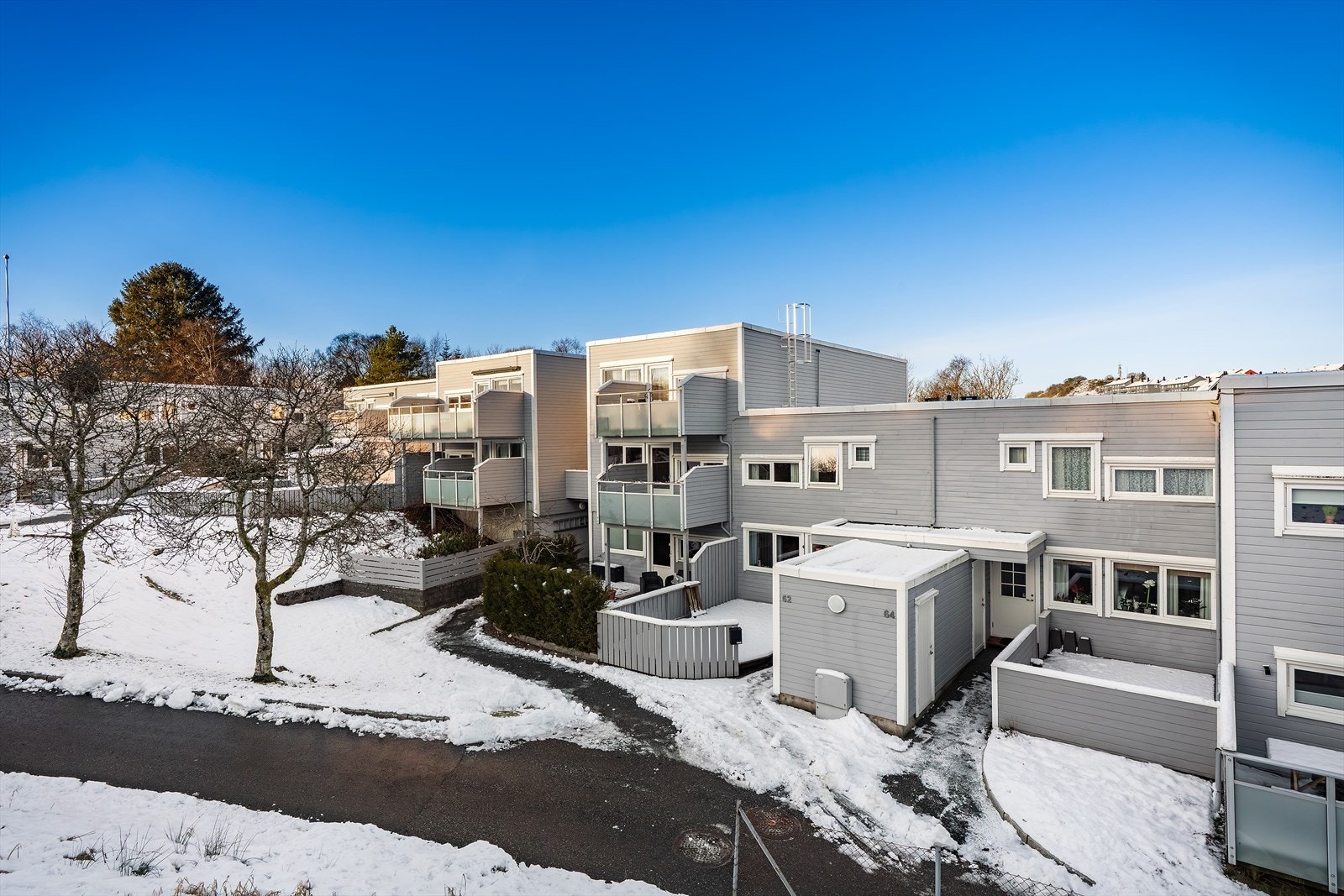 Sørvendt terrasse med sol fra morningen av. Leiligheten ligger i 2 etasje. Galleribilde