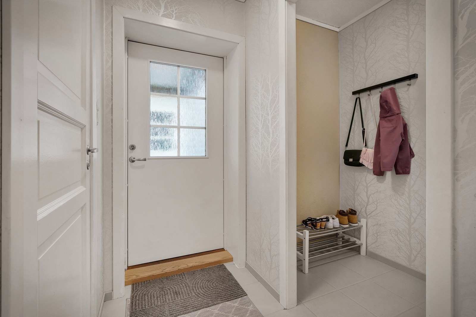 I entreen er det god plass til å sette fra seg sko og henge fra seg yttertøy. Galleribilde