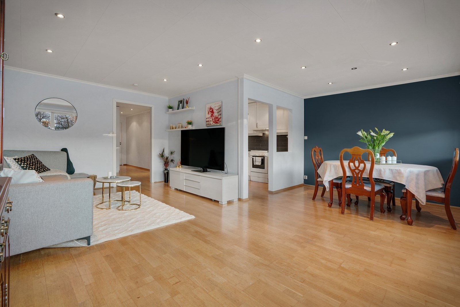 Det er delvis åpen løsning mot kjøkken og plass til stort spisebord som fyller både venner og familie. Galleribilde