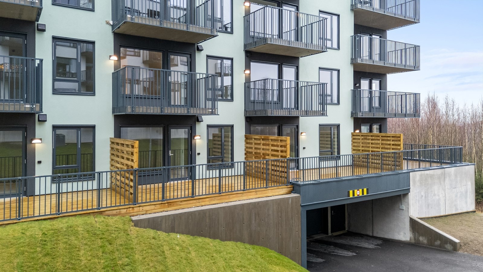 Det er heis i bygget, og garasjeplass kan kjøpes. Leiligheten disponerer én sportsbod. Galleribilde