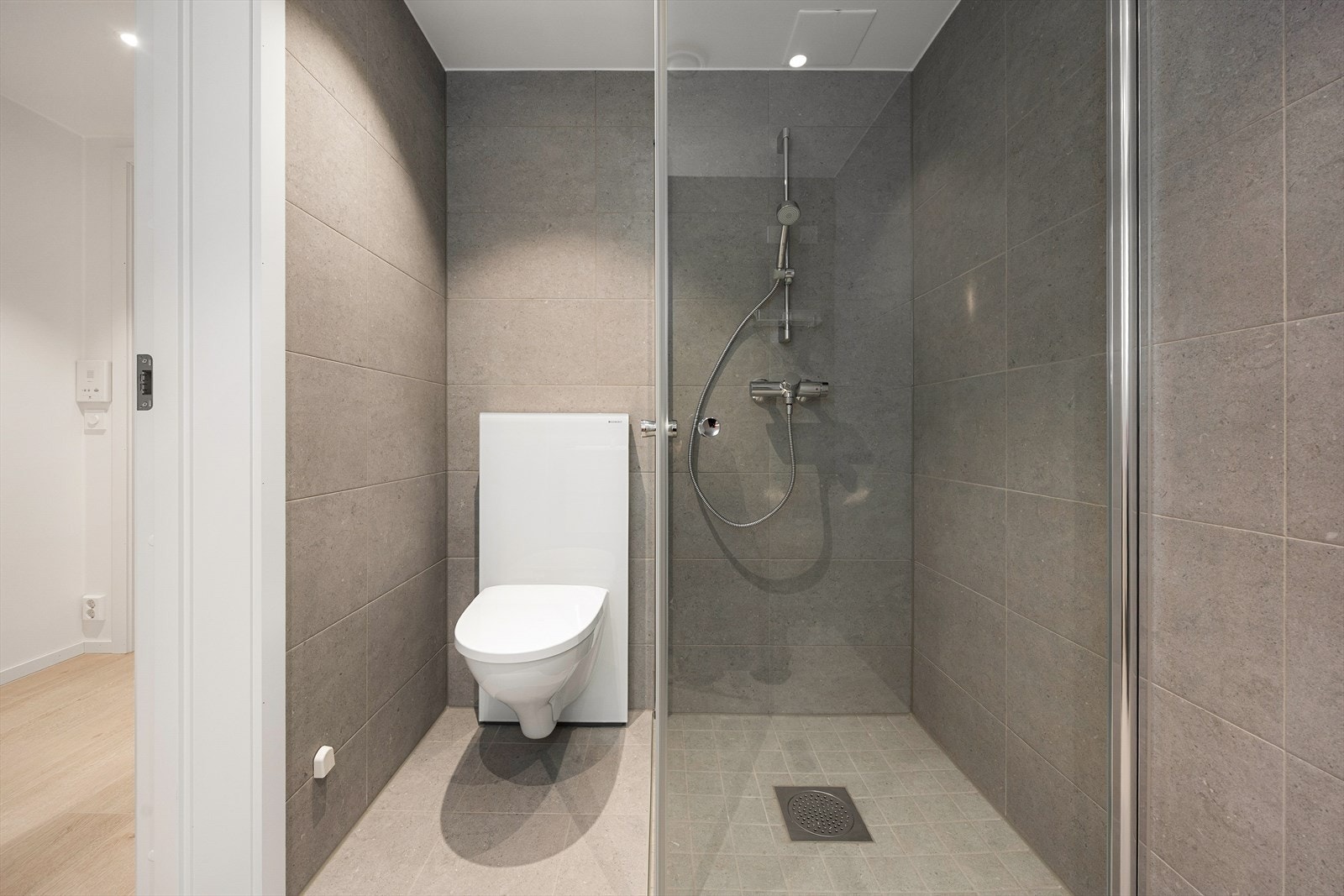 De keramiske flisene på gulv og vegger gir et rent og helhetlig uttrykk. Galleribilde