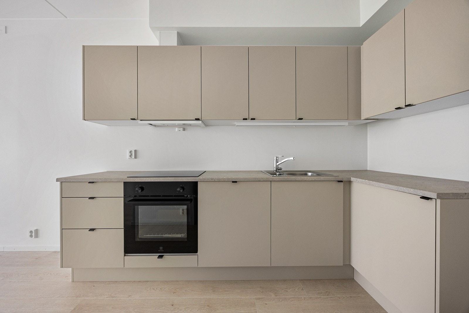 Boligen har en gjennomgående moderne standard, også på kjøkkenet. Plass til kjøleskap. Galleribilde