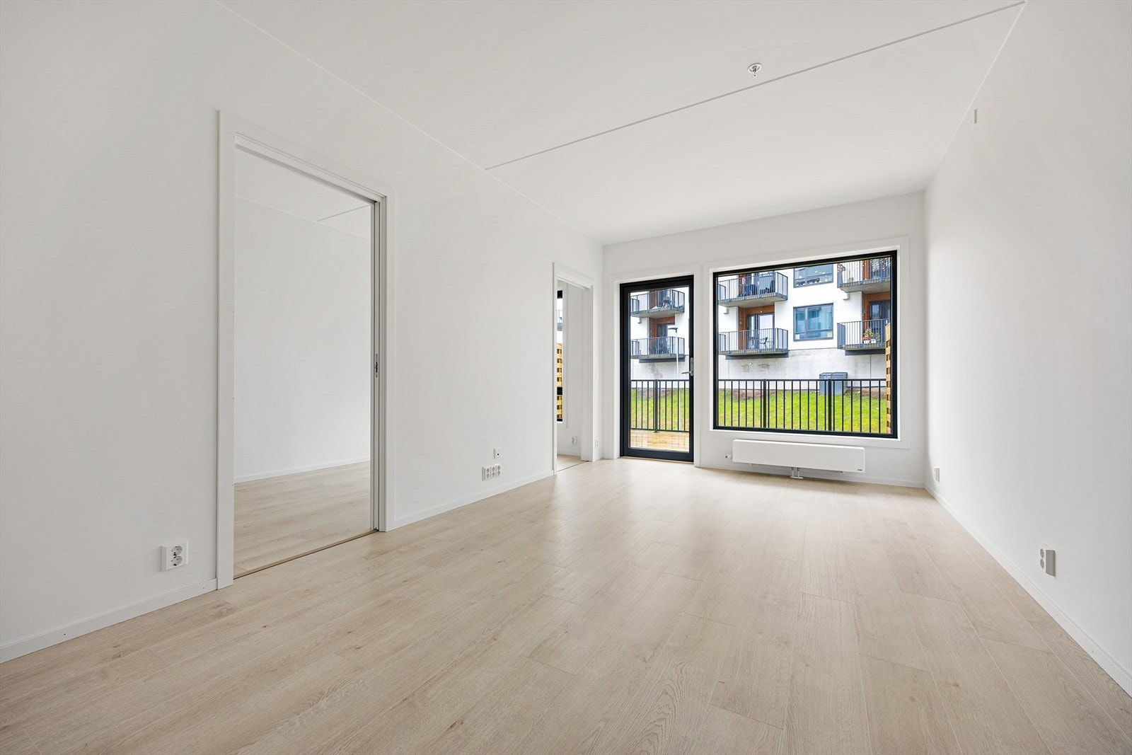 Fra stuedelen er det direkte utgang til den romslige, sydvendte terrassen. Galleribilde