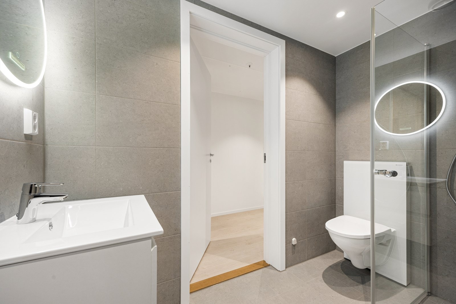 Downlights i himlingen gir god og behagelig belysning på badet. Galleribilde