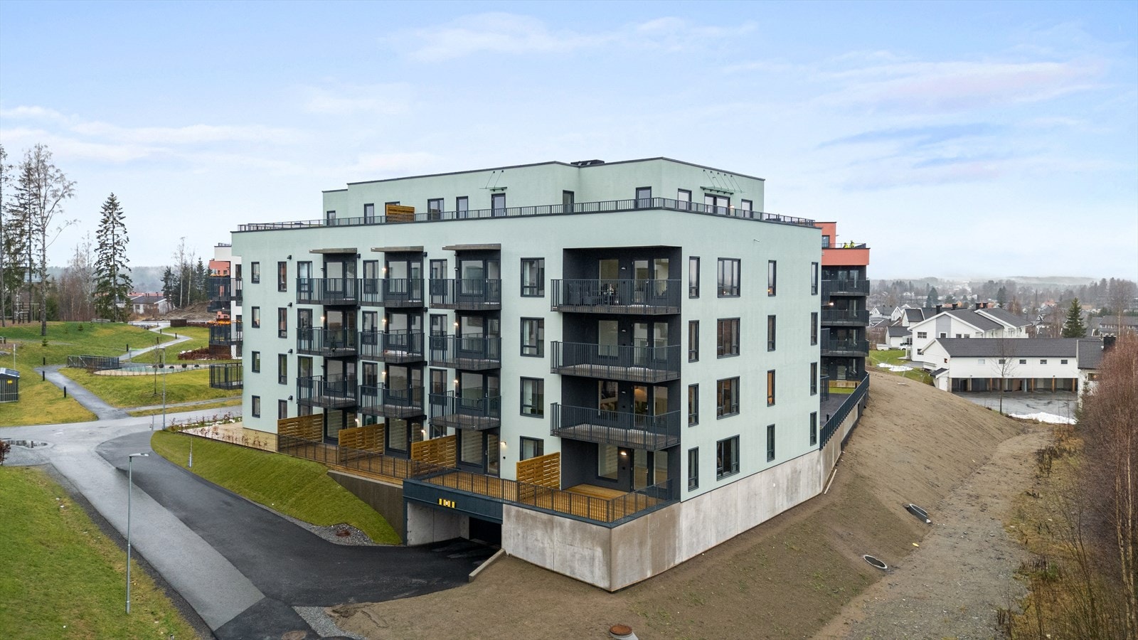 Leiligheten har en flott beliggenhet i det moderne og veletablerte boligområdet Råholtåsen. Galleribilde