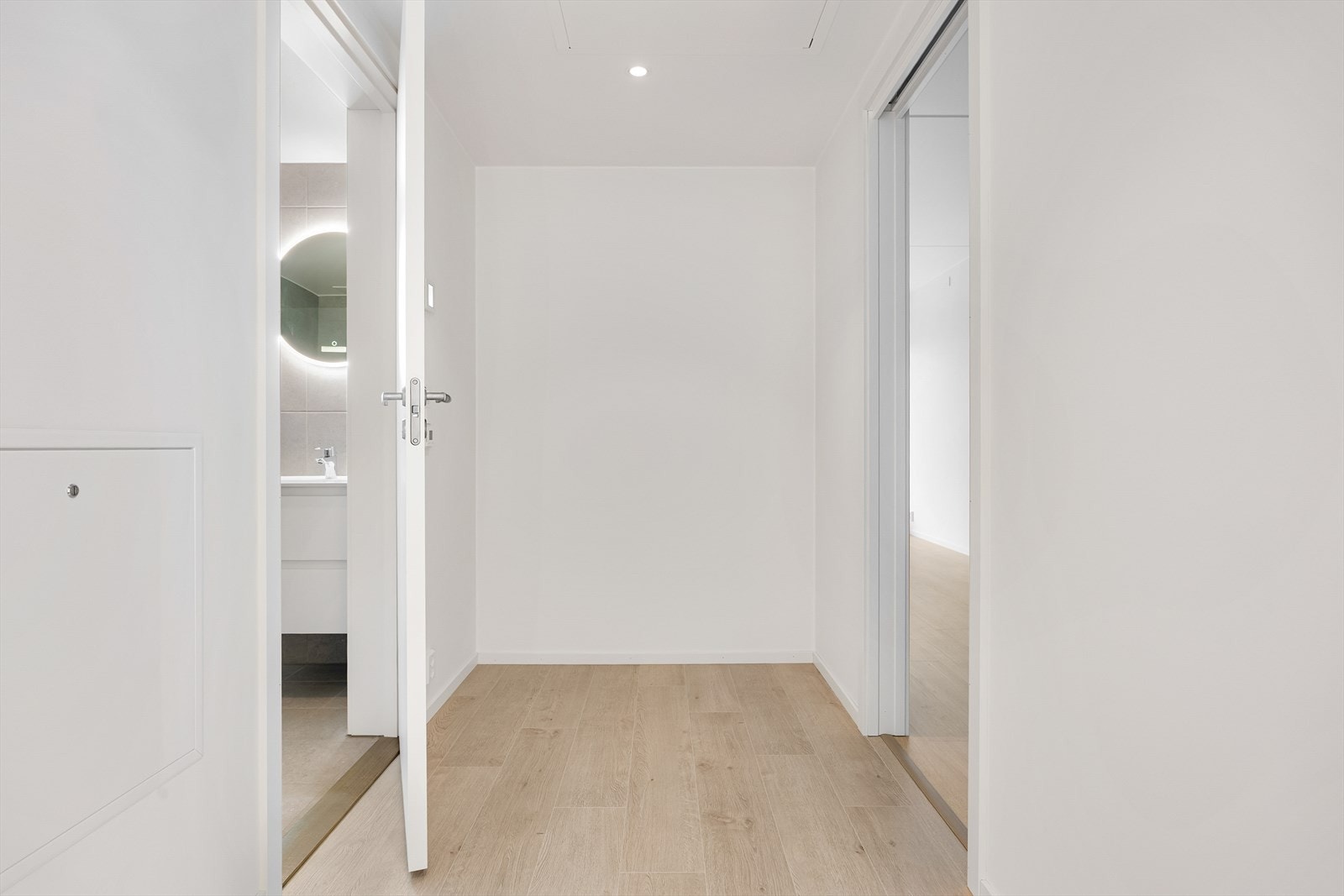 Farge- og materialvalgene er holdt i en nøytral og tidløs palett. Galleribilde