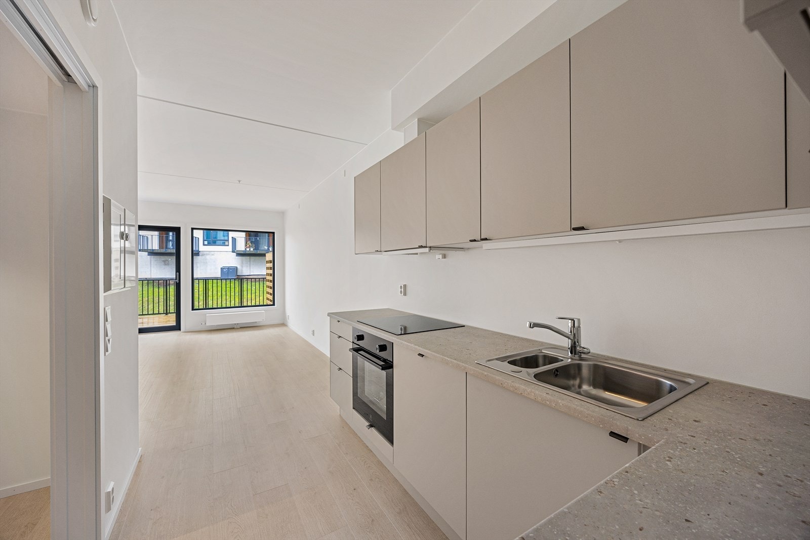 Store vindusflater slipper inn rikelig med dagslys og skaper en lys og åpen atmosfære. Galleribilde