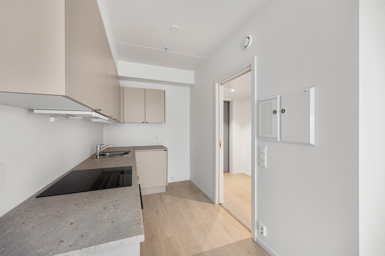 Godt med skap- og benkeplass gir funksjonelle arbeidsforhold på kjøkkenet. Galleribilde