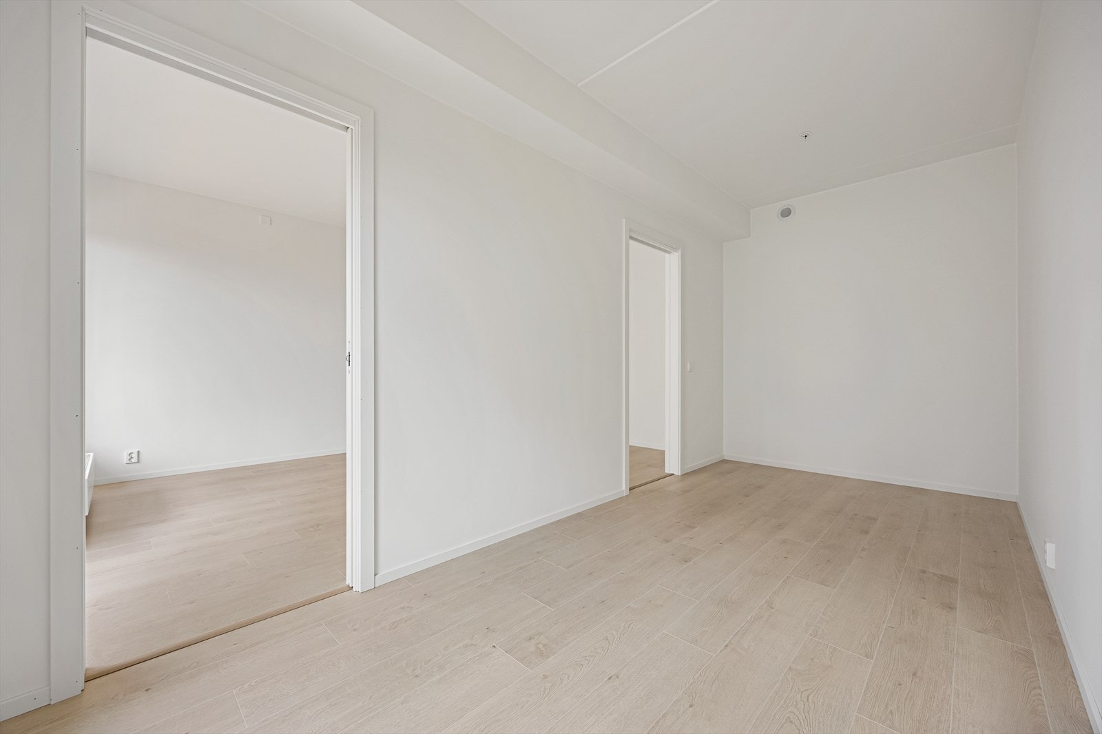 Rommet har god plass til både seng og en praktisk garderobeløsning. Galleribilde