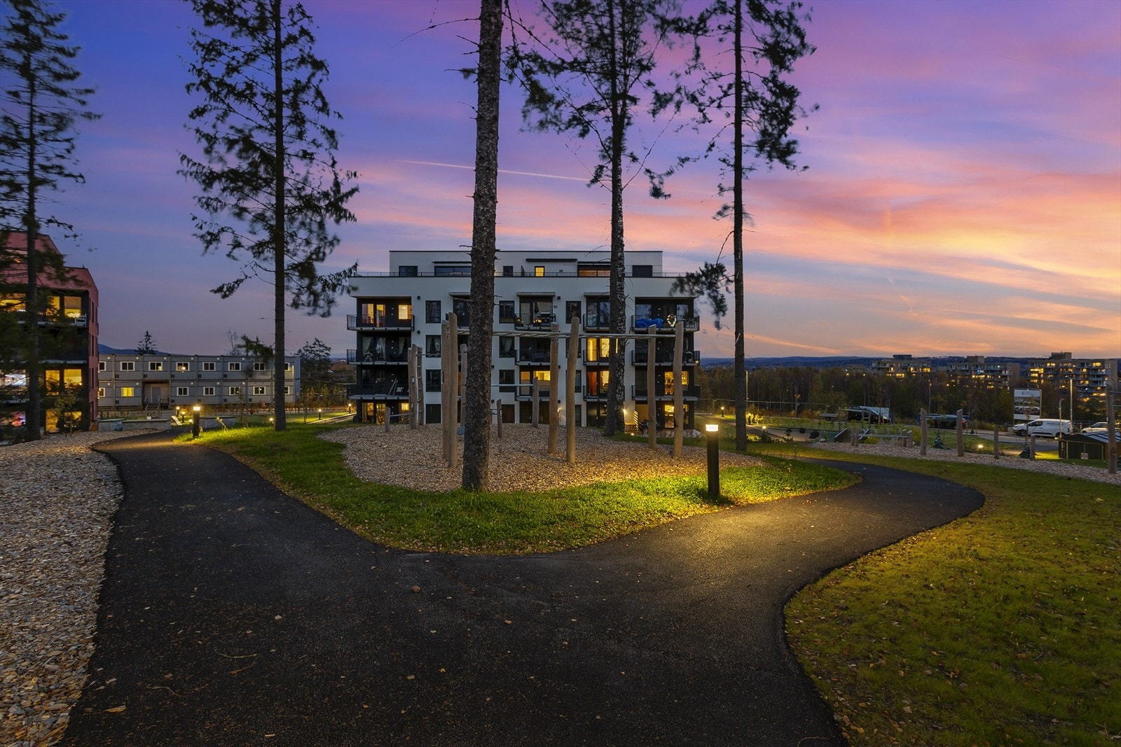 Boligen er tilbaketrukket, noe som gir et rolig bomiljø uten trafikkstøy. Galleribilde