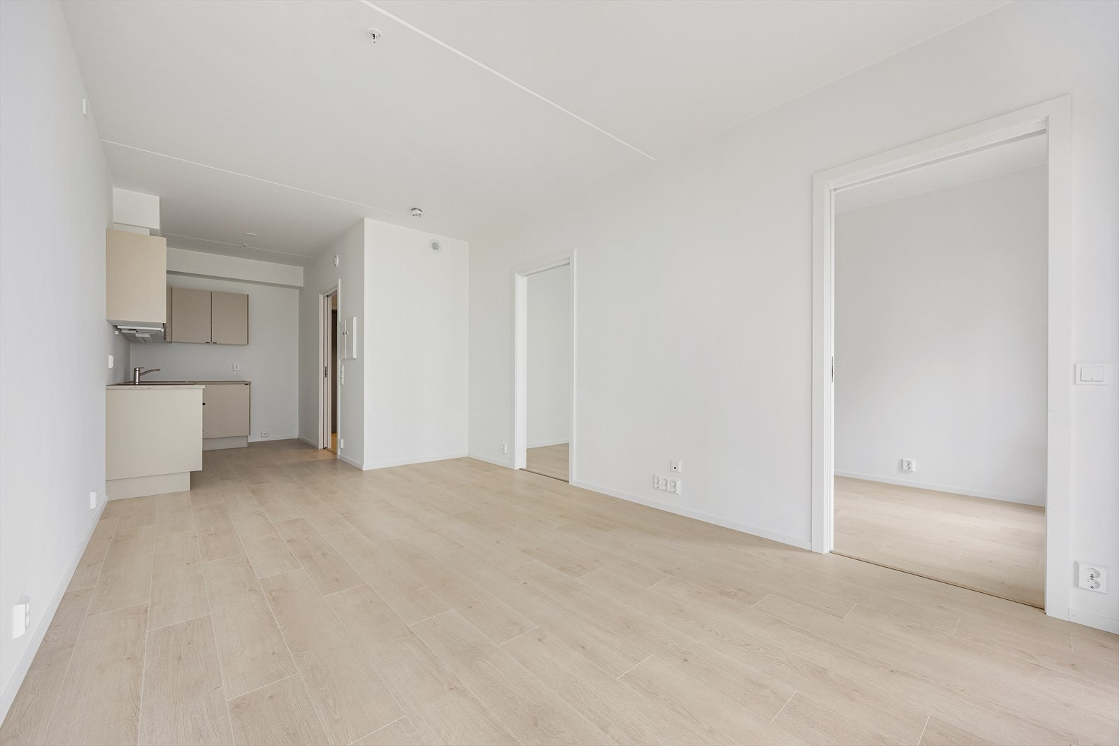 Den åpne løsningen mellom stue og kjøkken utgjør et samlet areal på 21,4 m². Galleribilde