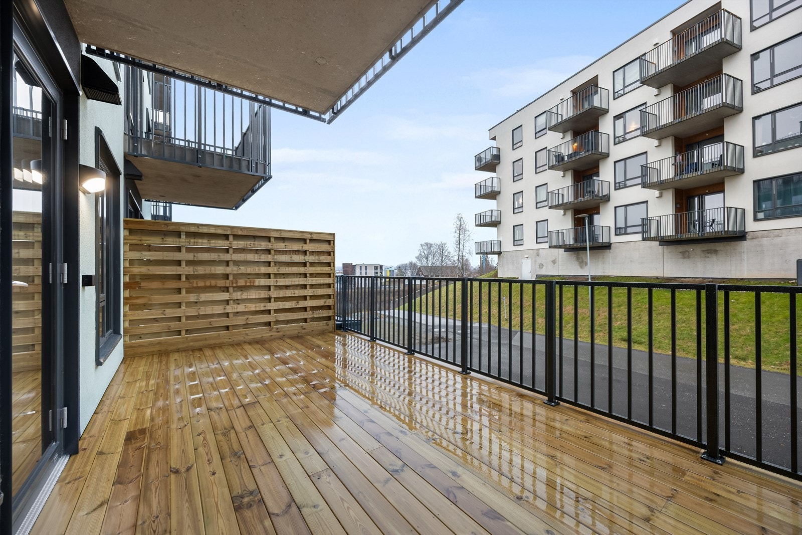 Den store markterrassen på 18 m² fungerer som en flott forlengelse av leiligheten. Galleribilde