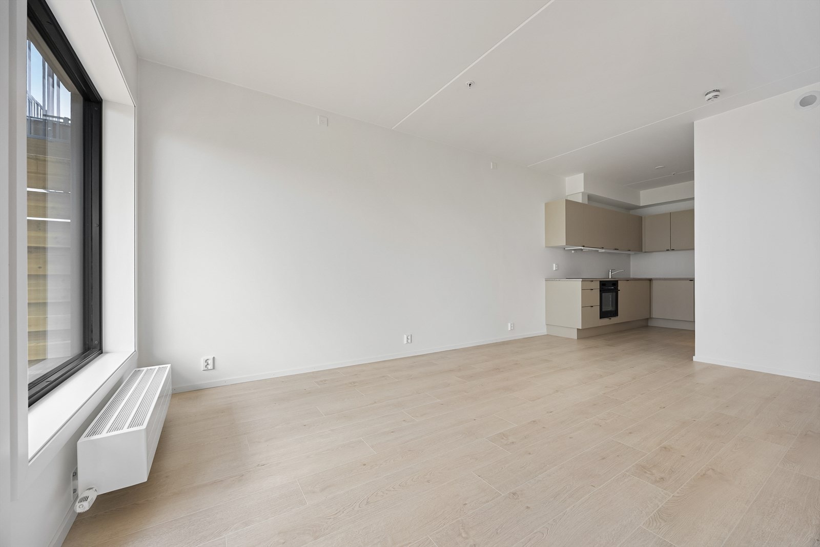 Gjennomgående lys laminat på gulv i alle oppholdsrom gir et helhetlig inntrykk. Galleribilde