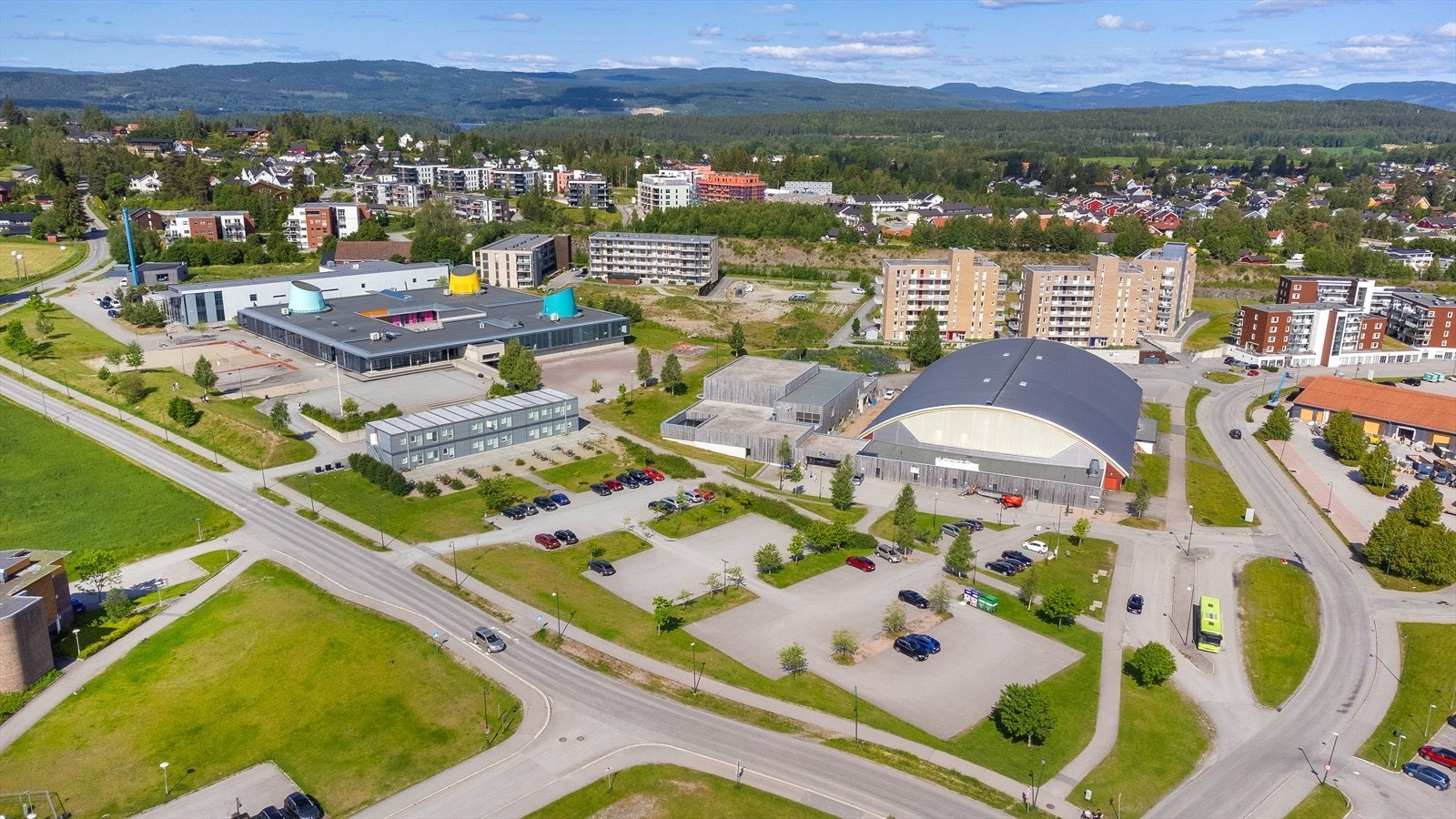 Innen gangavstand finner du Råholt Bad med svømmehall og klatrevegg. Galleribilde