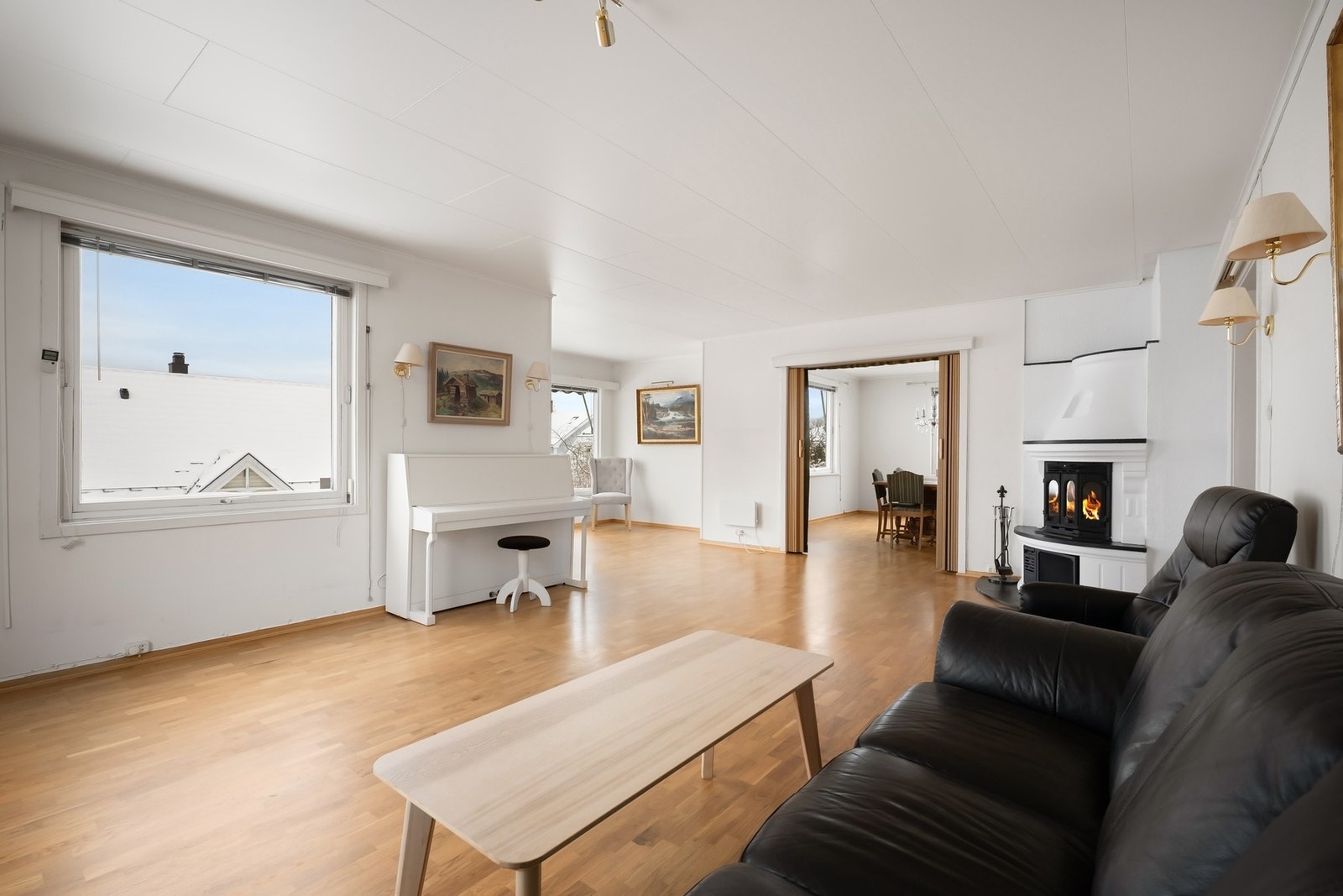 Stor stue med ulike møbleringsmuligheter og store vindusflater Galleribilde