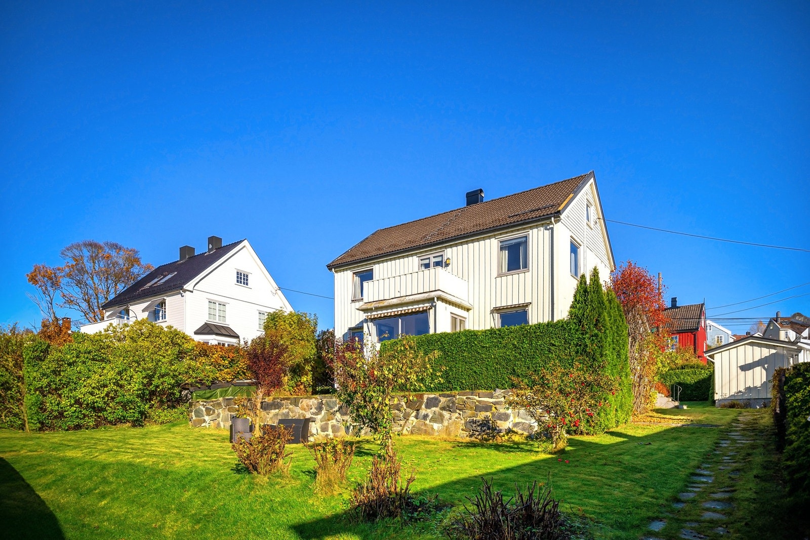 Luftig og flott beliggenhet med tomt som skråner lett mot sydvest Galleribilde