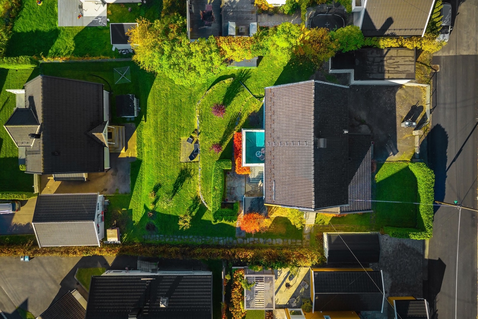 Eiendommen mot sydvest er tidligere utskilt fra denne, begge har nå eget gnr. og bnr. Galleribilde