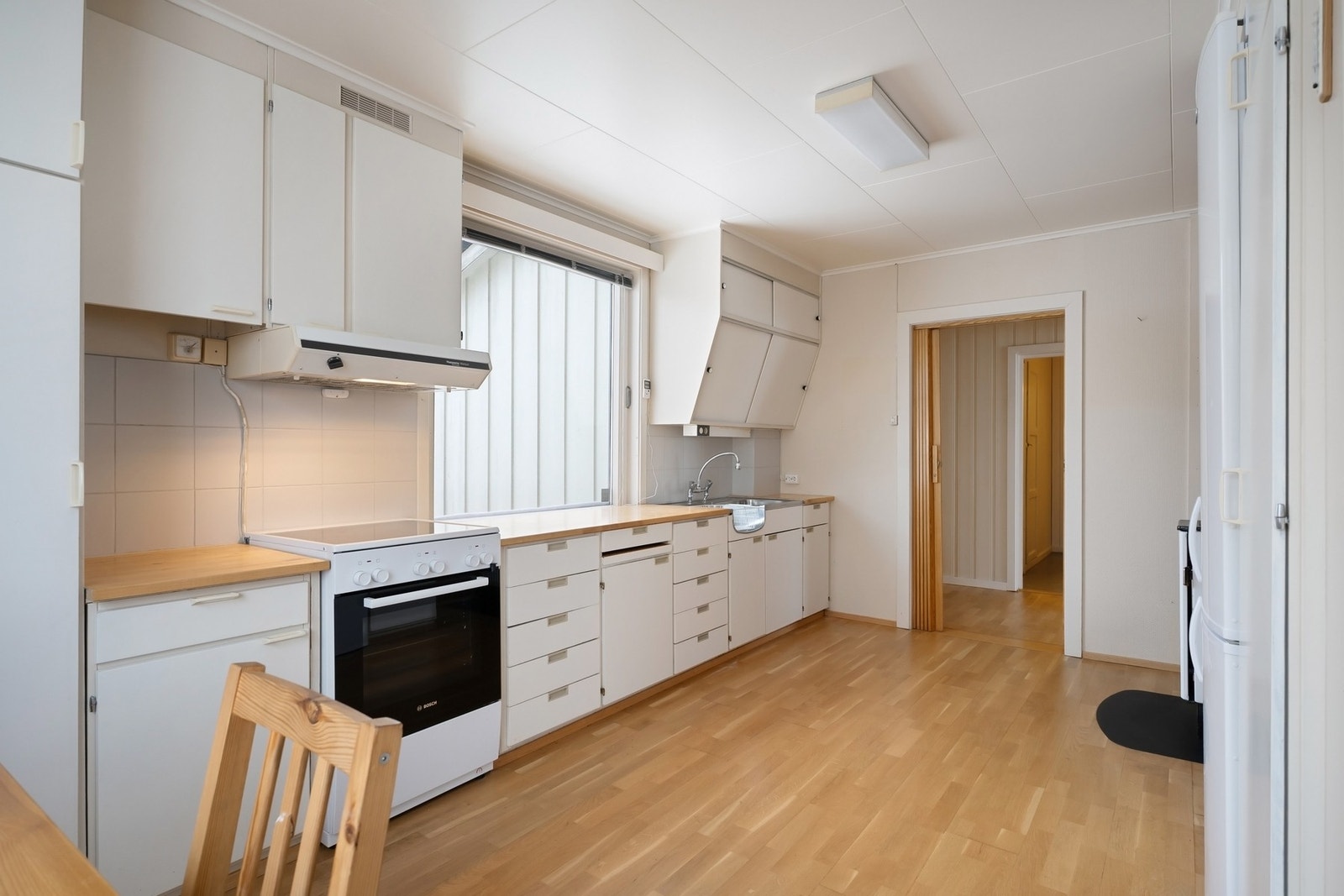 Separat kjøkken med eldre innredning Galleribilde