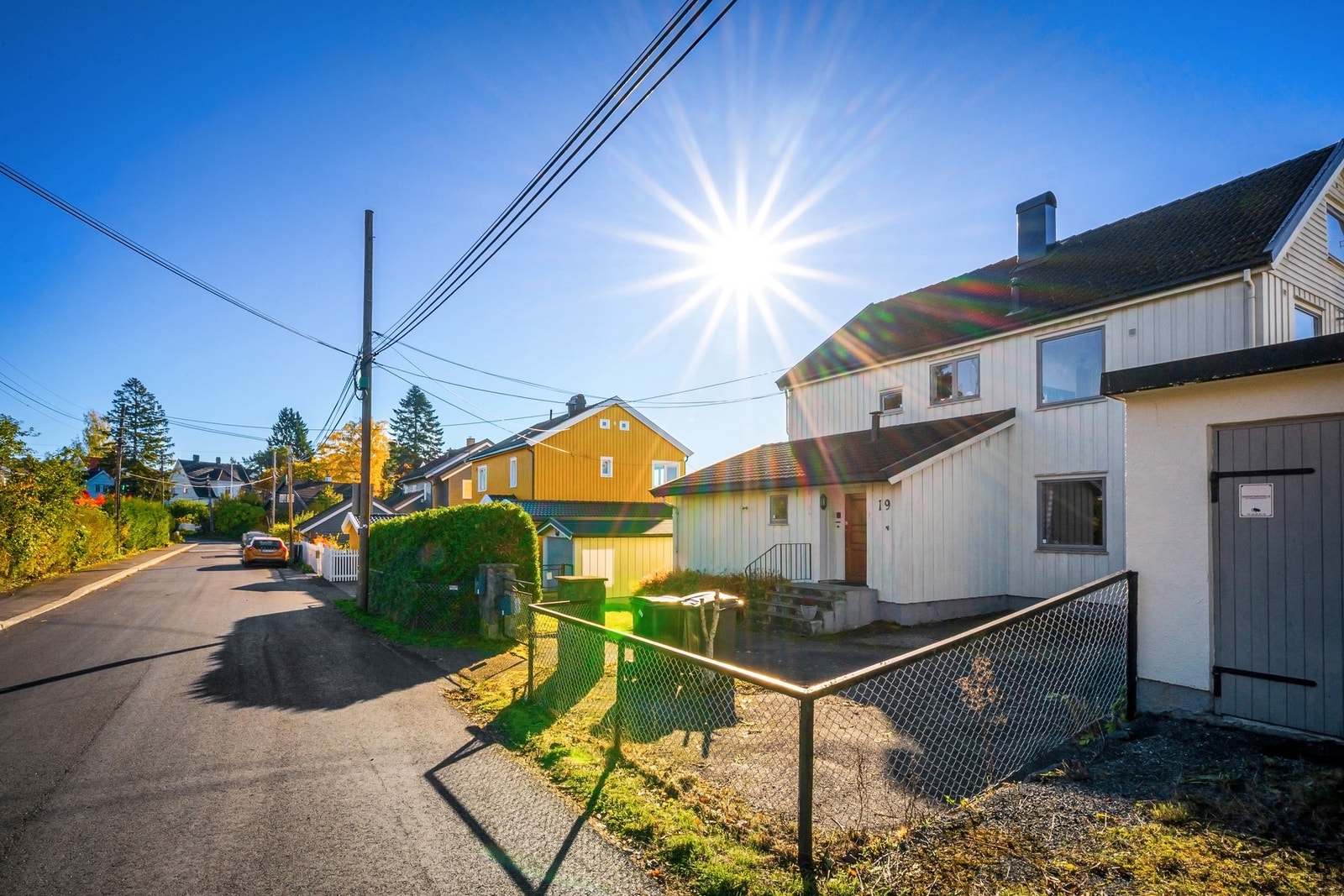 Eiendommen har to frittstående garasjer og biloppstillingsplasser på egen tomt Galleribilde