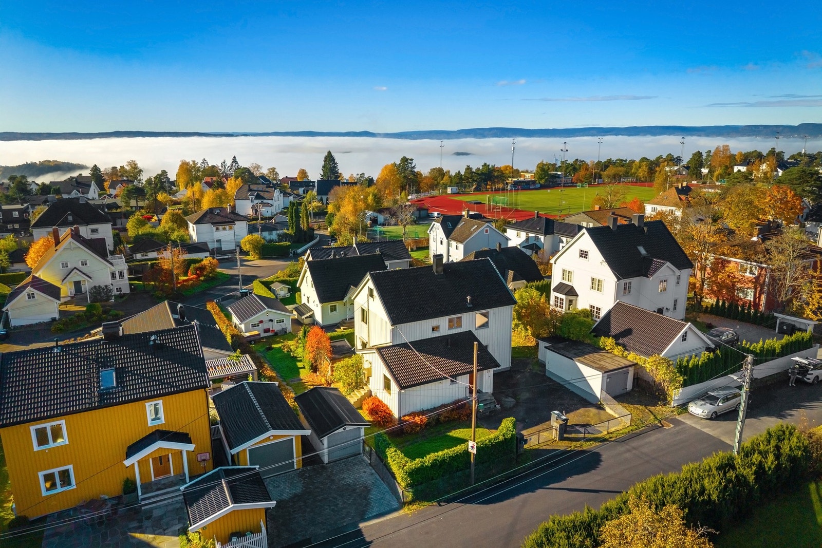 Kort avstand til løpebane og fotballbane på Sportsplassen Galleribilde