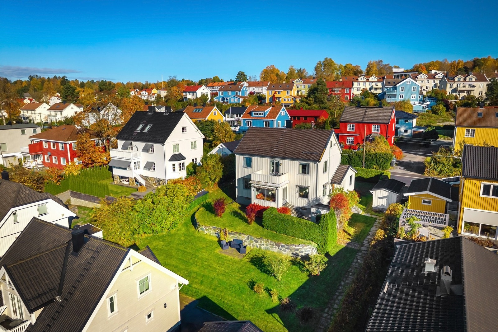 Klassisk tomannsbolig fra 1924 med til tilbygg fra 1966 Galleribilde