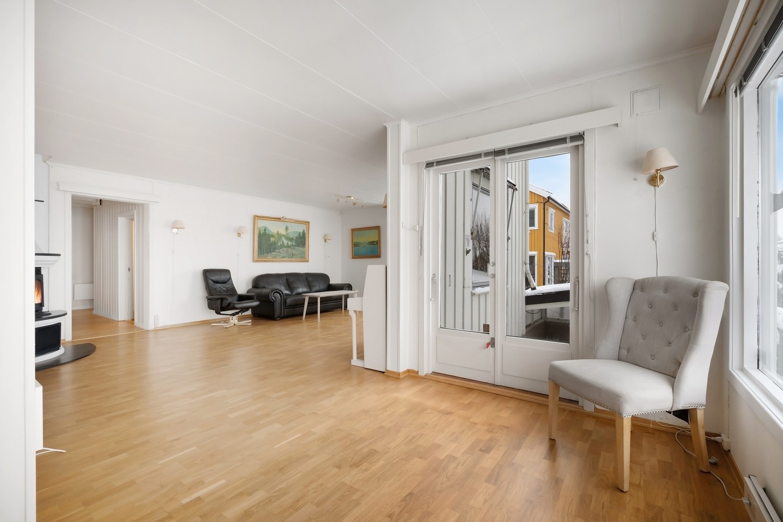 Romslig stue med peisovn Galleribilde