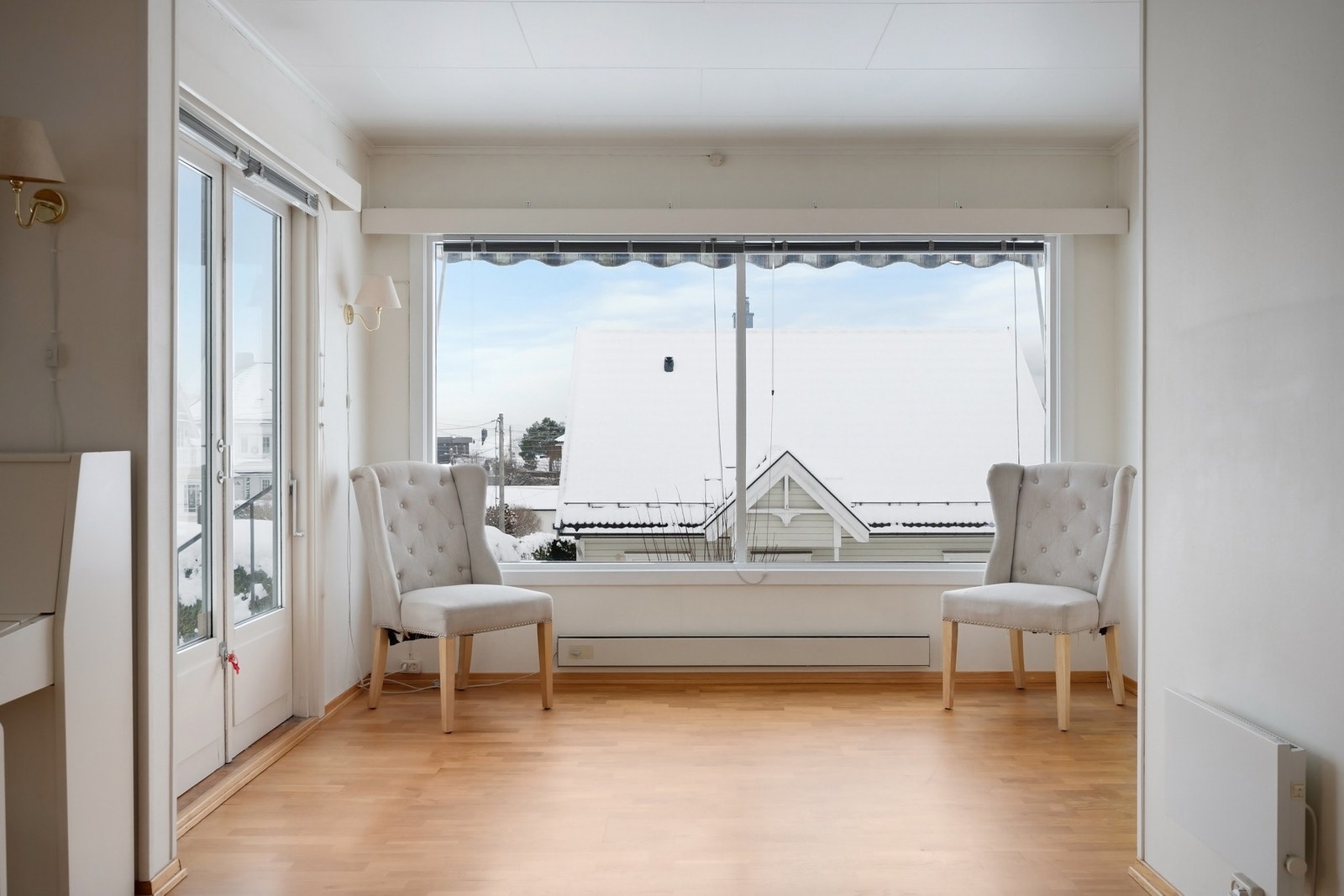 Etasjen er oppvarmet med vedfyrt peis, varmepumpe og elektriske panelovner Galleribilde