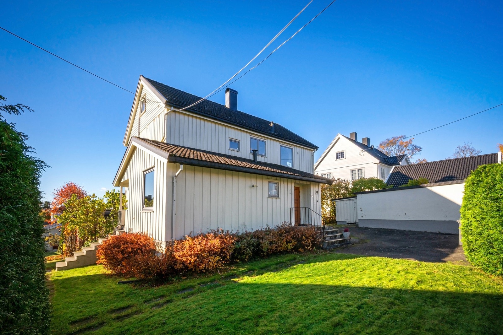 Det er parkering i to frittstående garasjer og plass til flere biler på egen gårdsplass Galleribilde