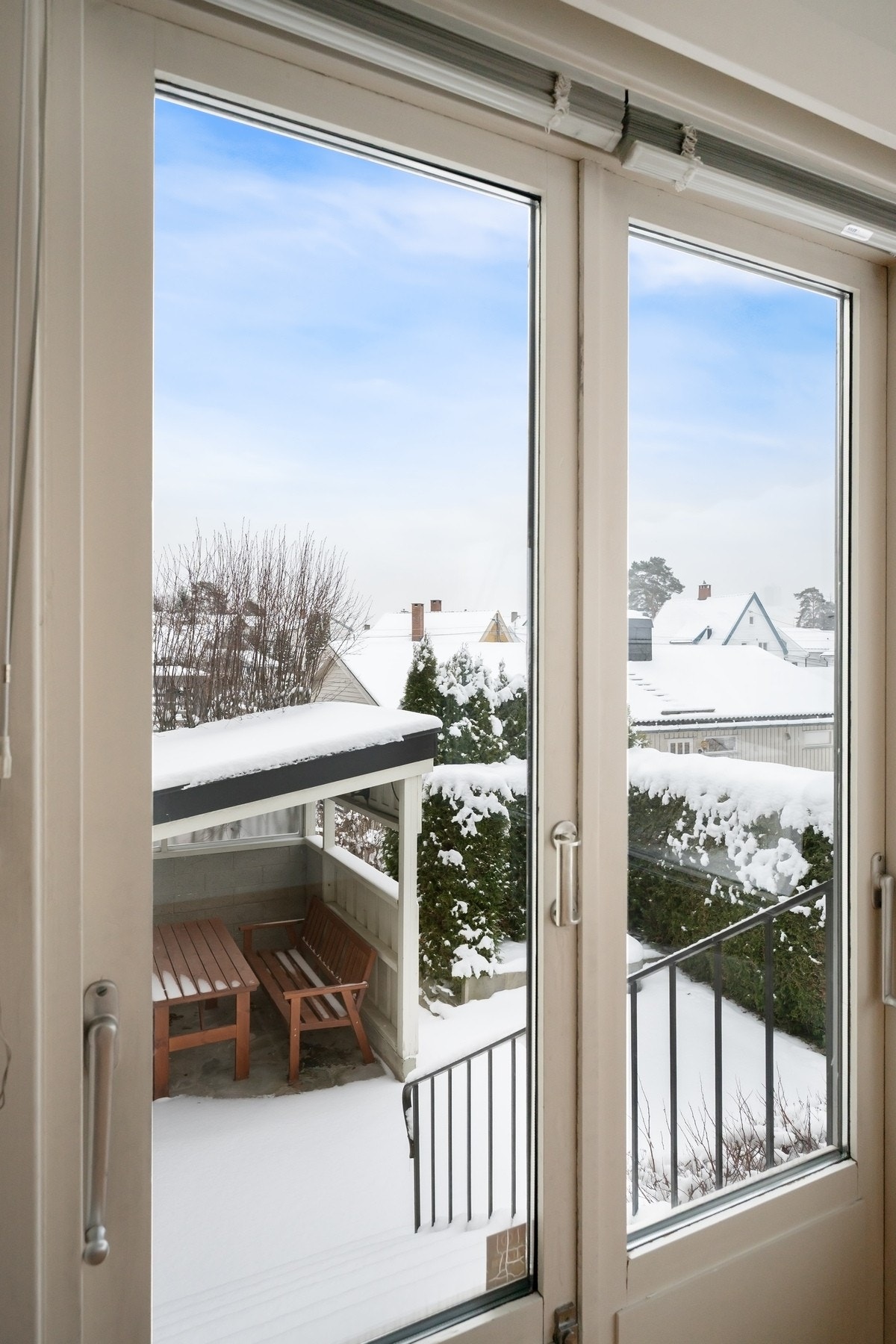 Med utgang fra stuen ned til markterrassen Galleribilde