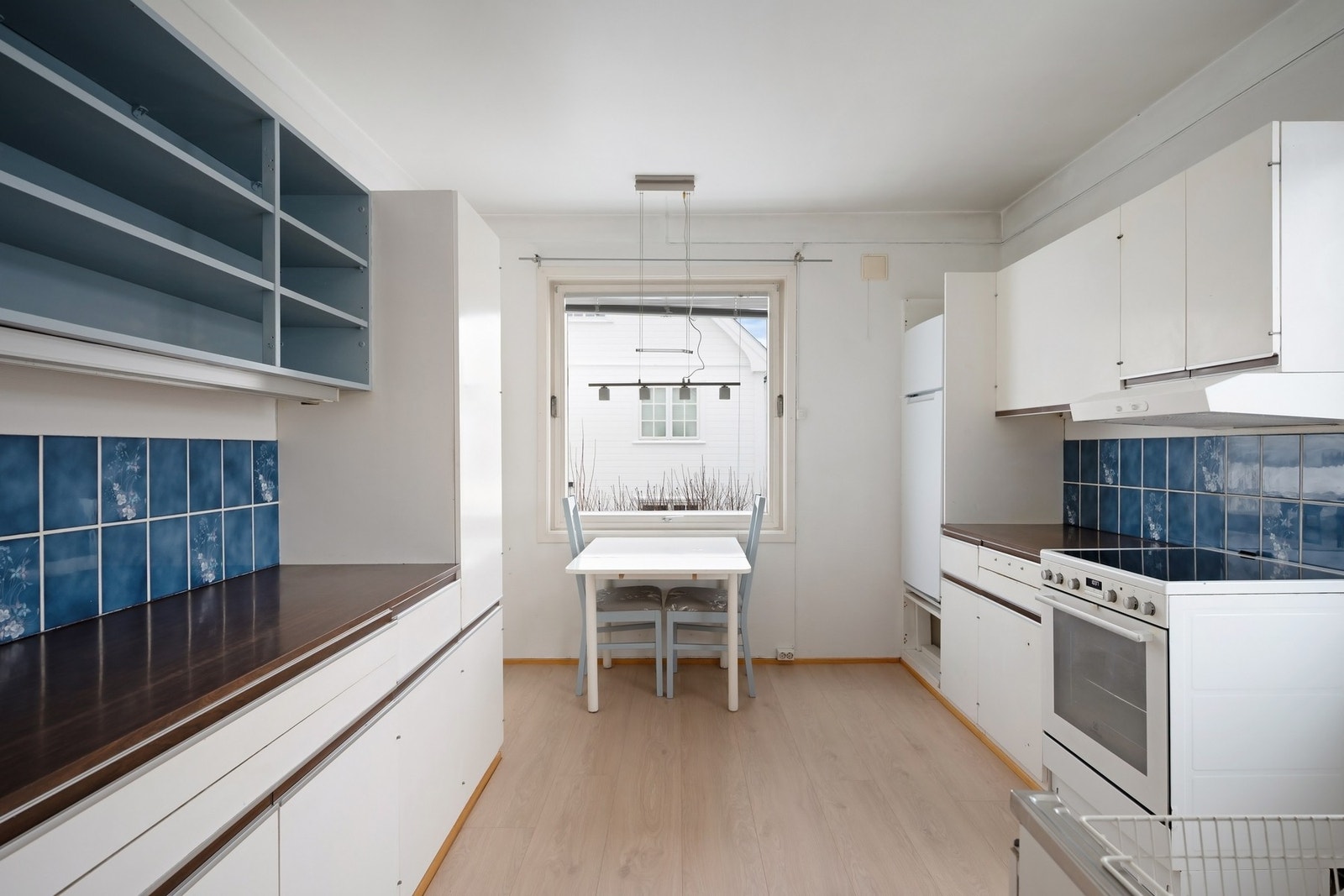 Separat kjøkken i 2. etasje med eldre innredning Galleribilde