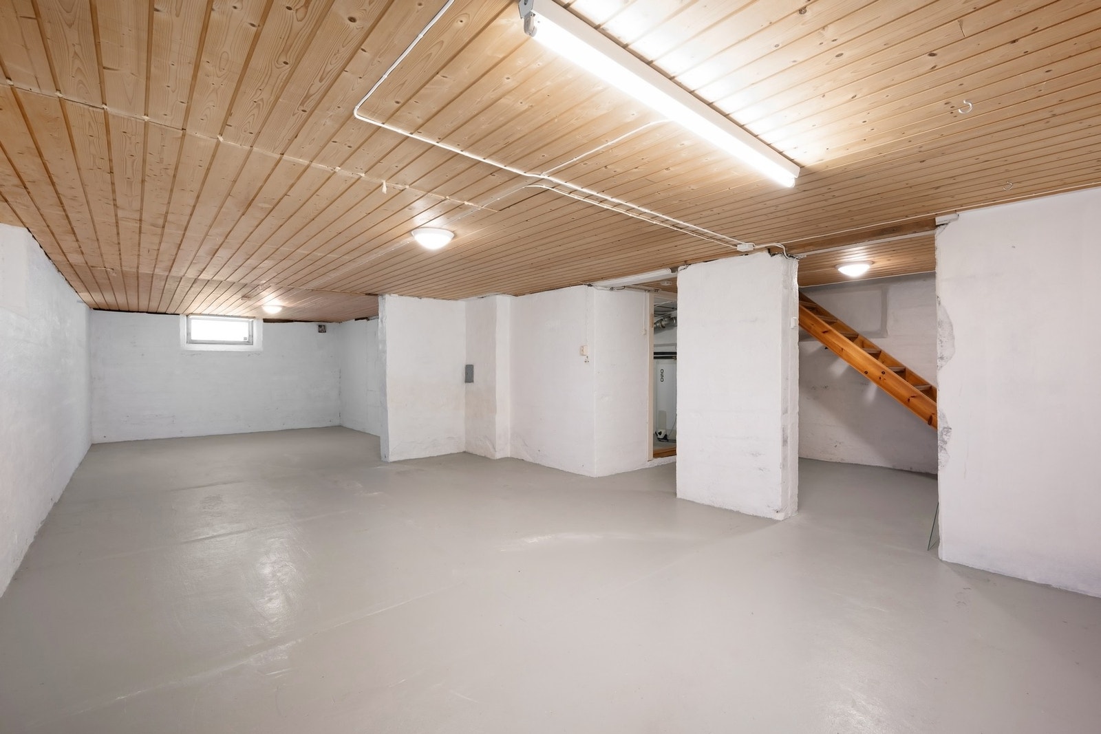 Stor kjeller som fremtår med potensial. Rommene er ikke godkjent for varig opphold Galleribilde