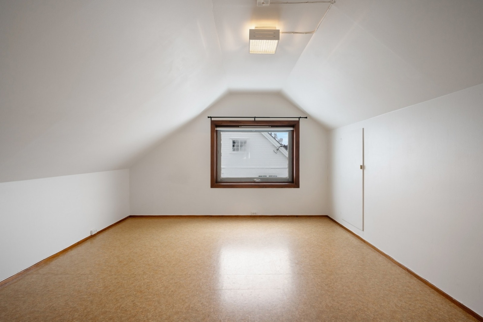 Loftet er innredet i 1980 med to soverom Galleribilde