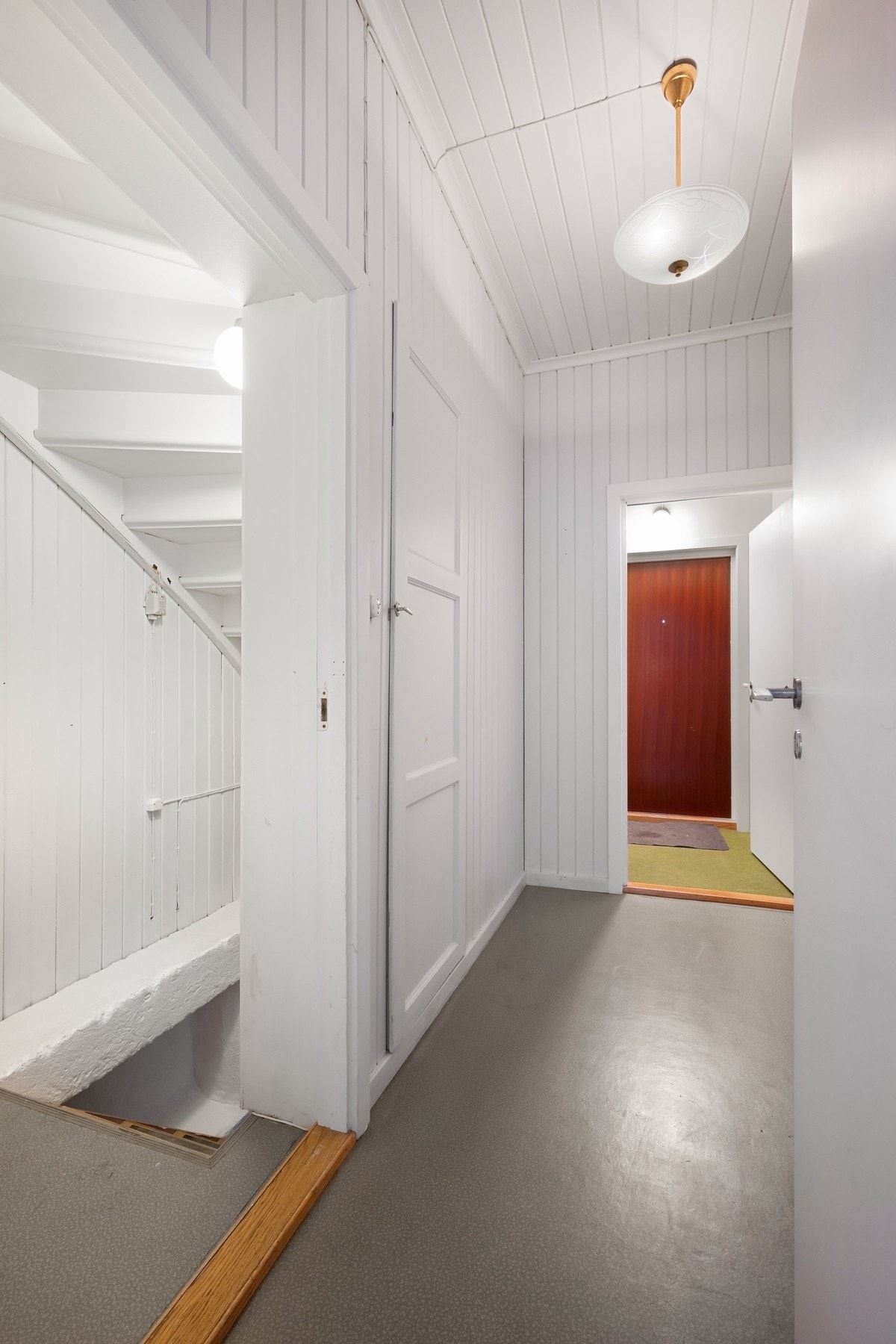 Det er adkomst mellom etasjene og tilgang til alle plan Galleribilde