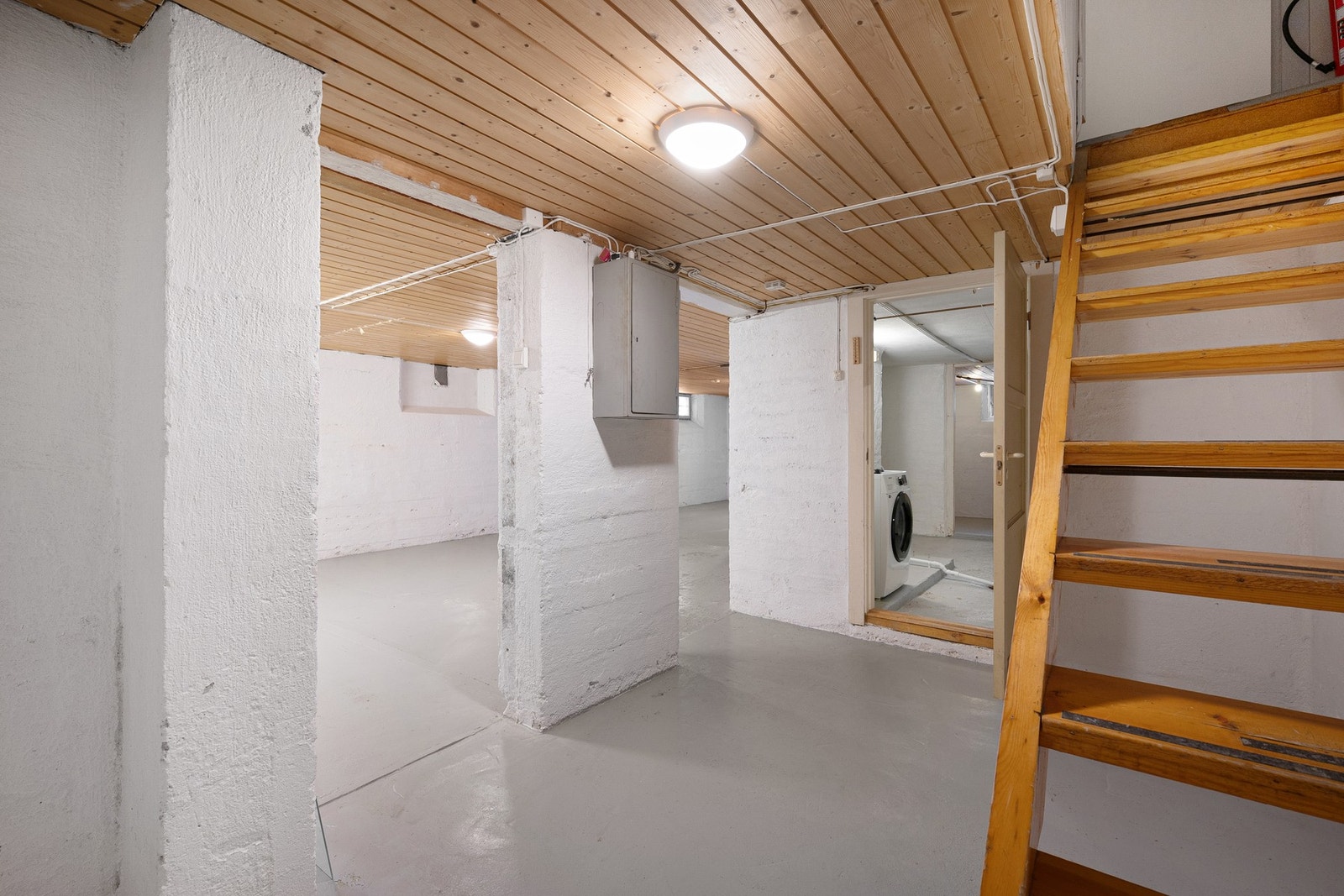 Kjelleren ble revet, utbedret og malt etter ekstremnedbør i 2023 (vanninntrengning under "Hans") Galleribilde