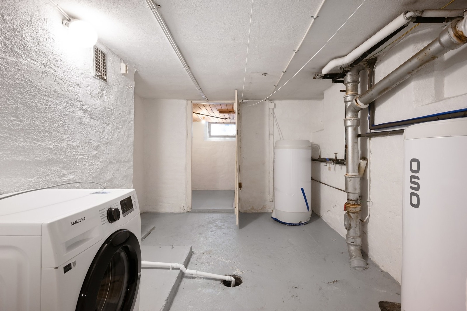 Vaskekjeller med varmtvannstank og vaskemaskin Galleribilde