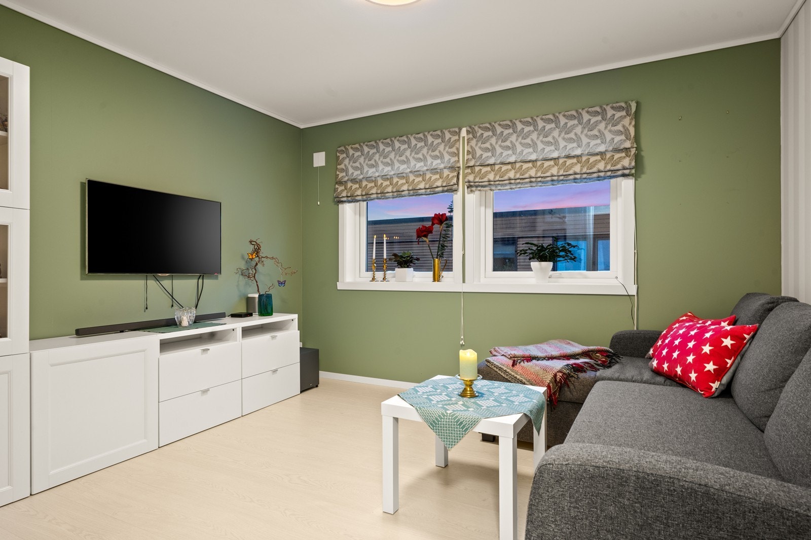 Soverom to er i dag innredet som en ekstra TV-stue. Galleribilde