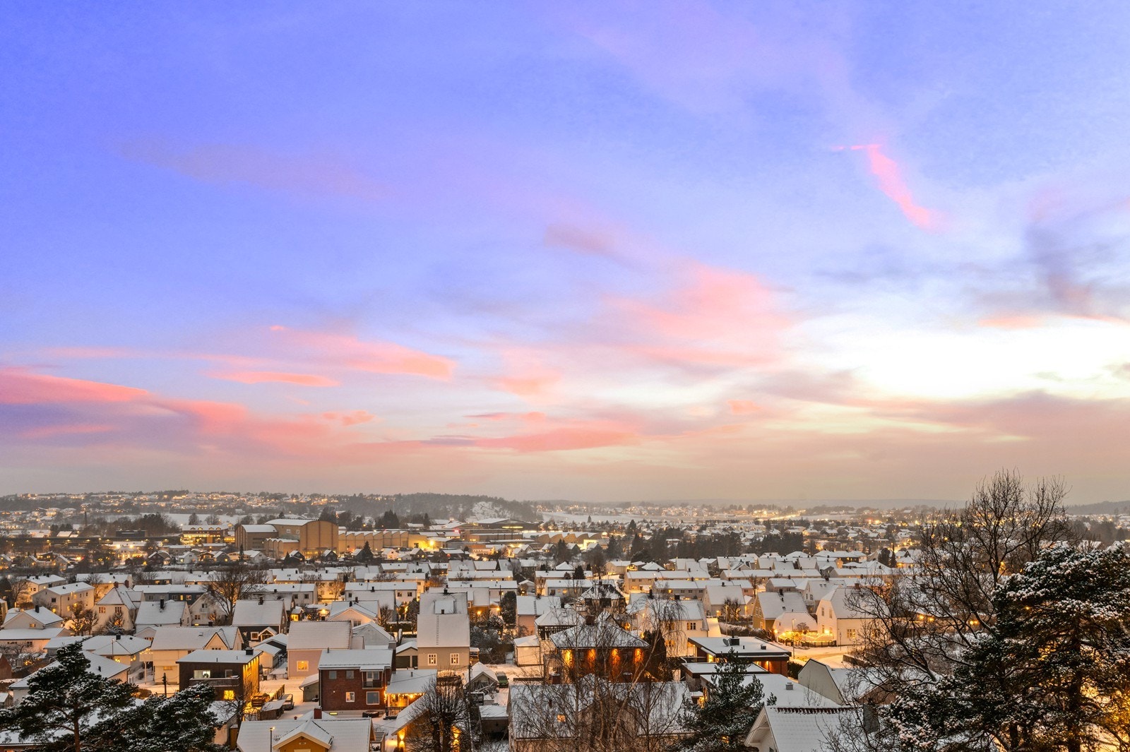 Kollektivtilbudet er godt, med buss og togstasjon innen gang- og sykkelavstand. Galleribilde