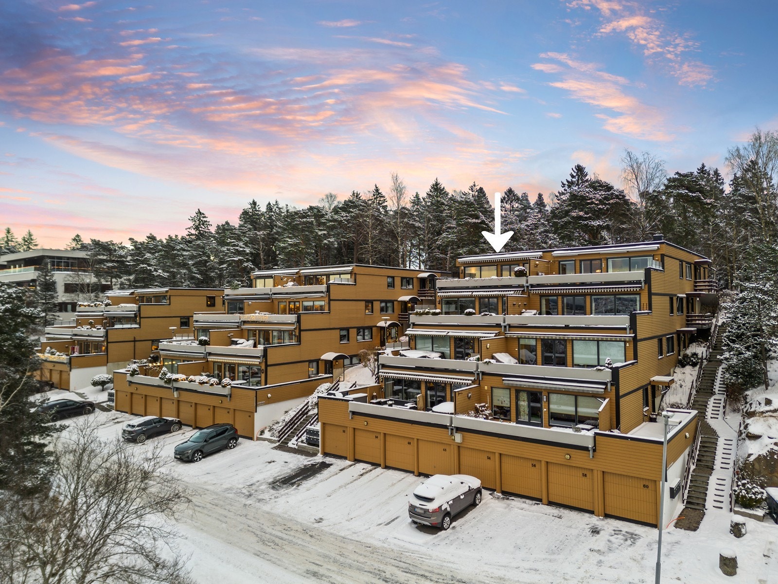 Fasadene er kledd med liggende trekledning og metallplater. Galleribilde