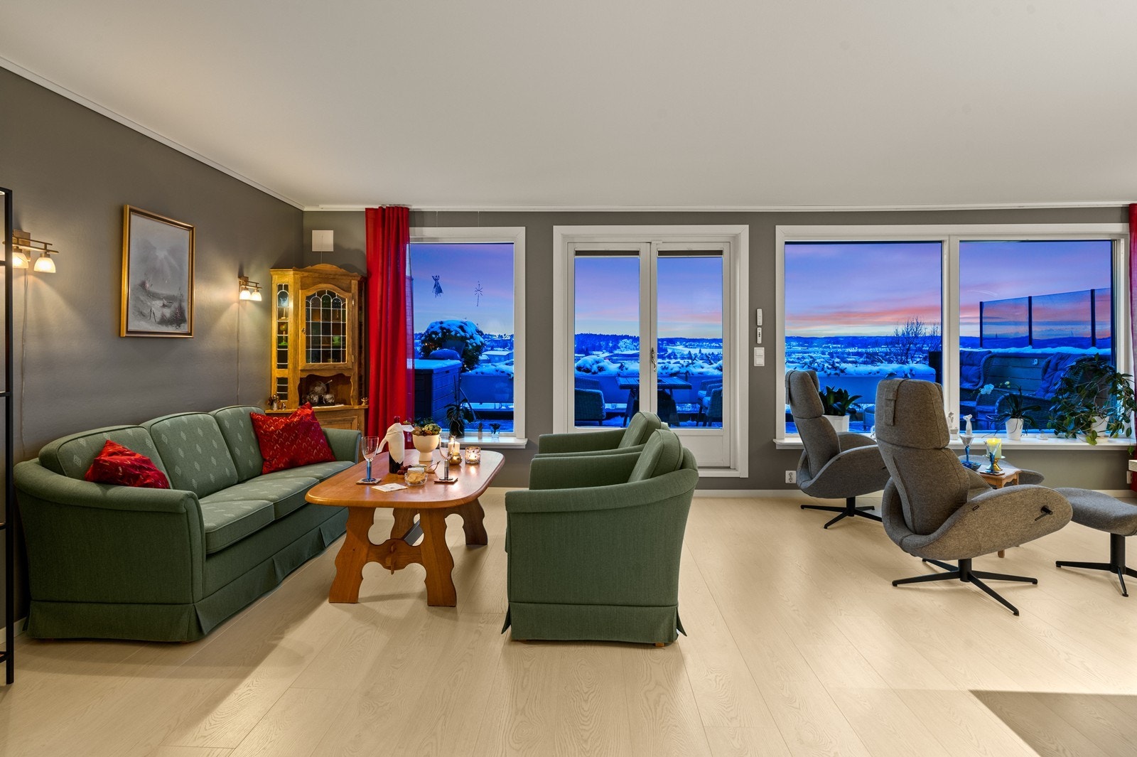 Stuen har varmefolie i gulvet og et elektrisk anlegg som ble totalrenovert i 2022-2023. Galleribilde