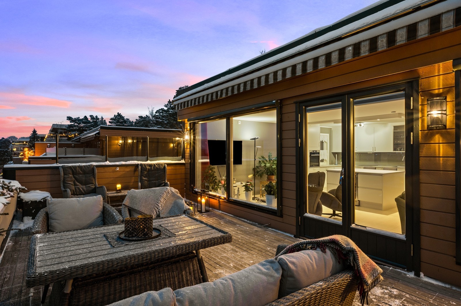 De store glassflatene skaper en sømløs overgang mellom inne- og uterom. Galleribilde