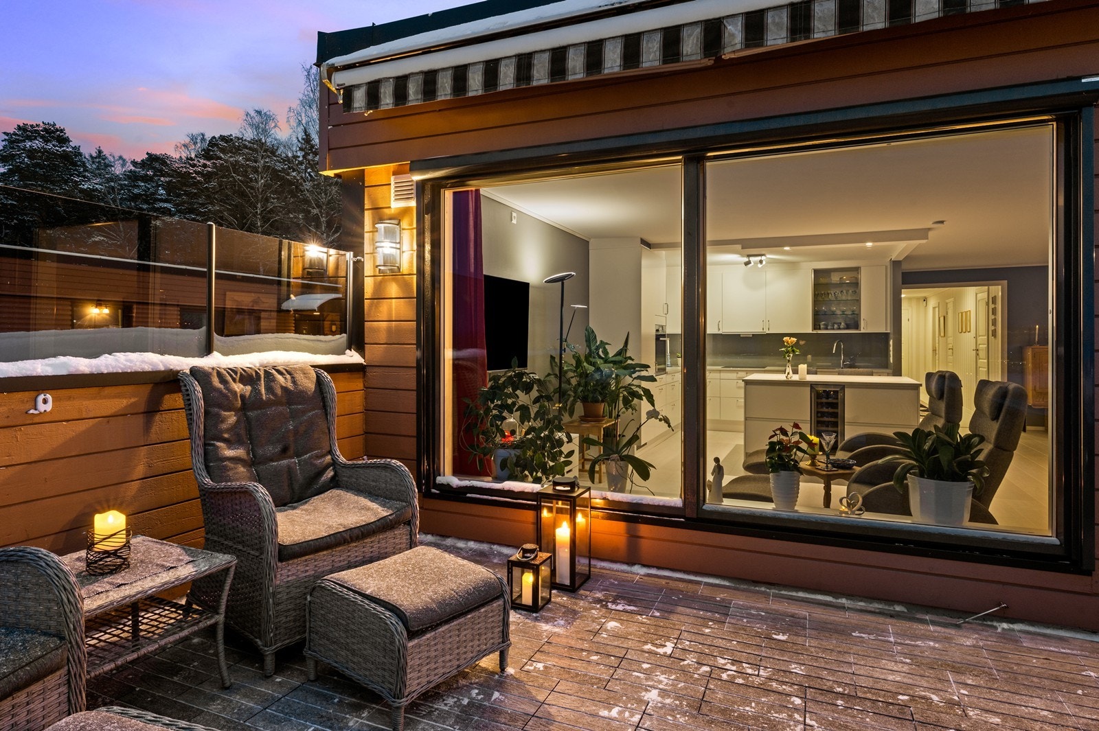 Terrassen er et hyggelig oppholdssted også etter at solen har gått ned. Galleribilde