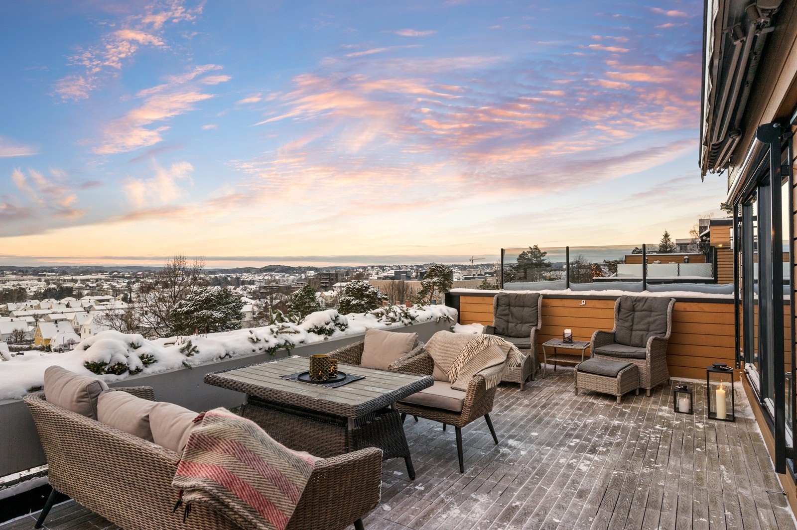 Terrassen er en flott forlengelse av stuen, med god plass til flere sittegrupper. Galleribilde