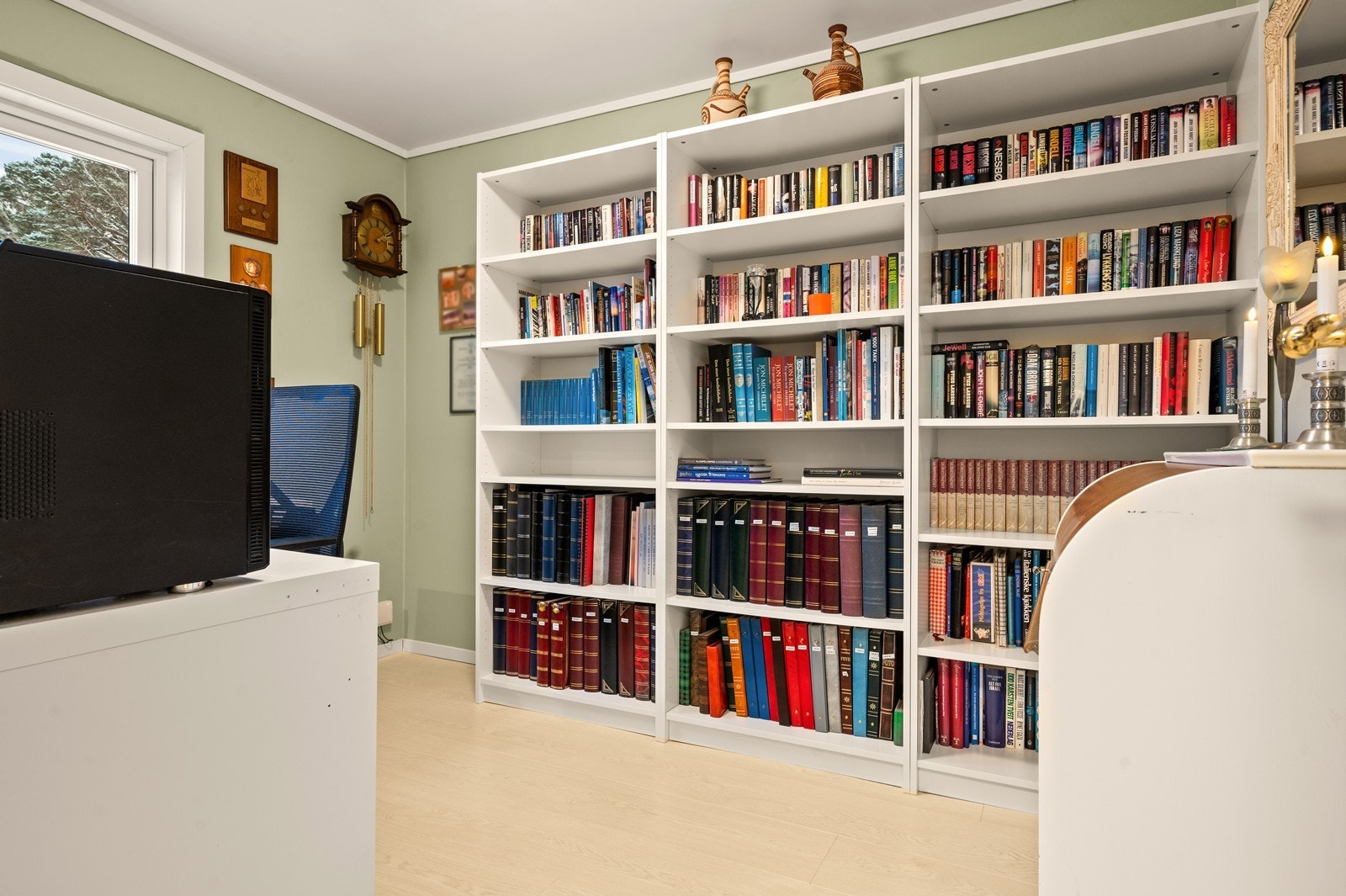 Rommet gir fleksibilitet for både arbeidsplass og oppbevaring. Galleribilde