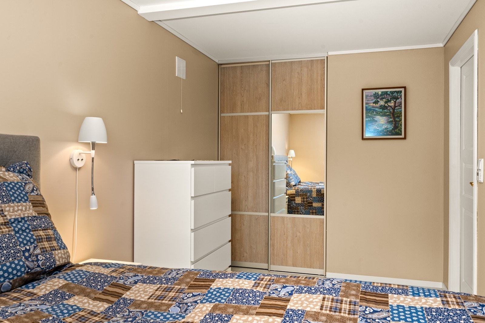 Hovedsoverommet har god plass til garderobeløsning for effektiv oppbevaring. Galleribilde