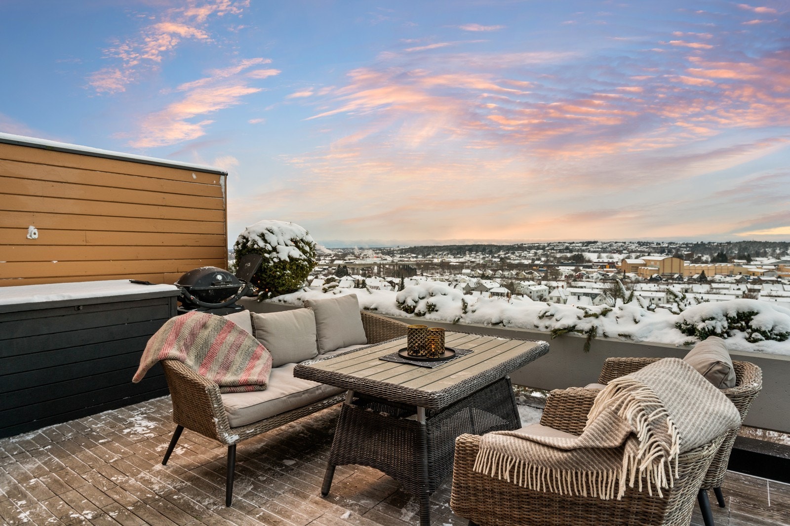 En elektrisk terrassemarkise fra 2018 gir god solskjerming ved behov. Galleribilde