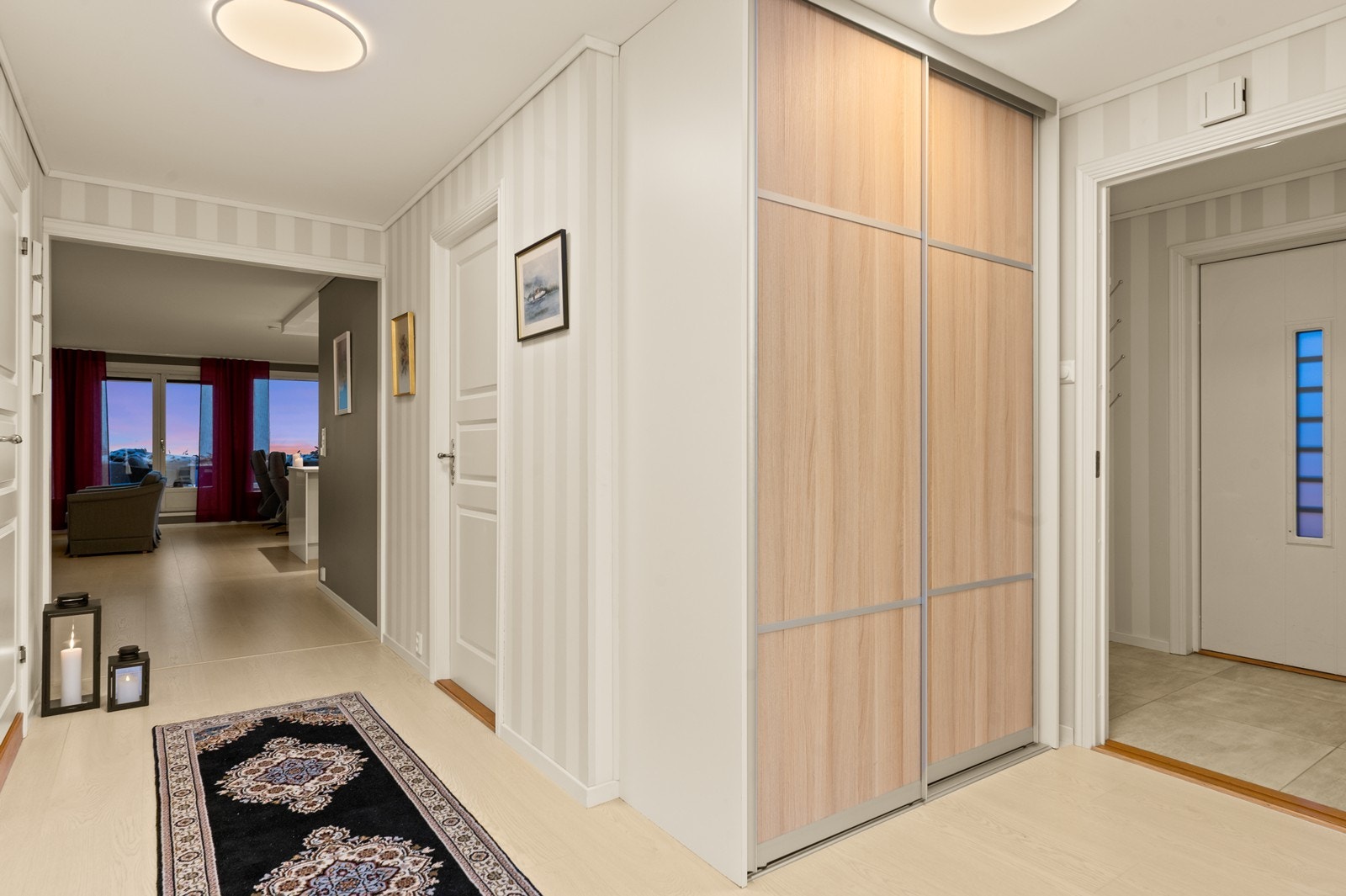 Gangen binder rommene sammen og har gode lagringsmuligheter i en romslig skyvedørsgarderobe. Galleribilde