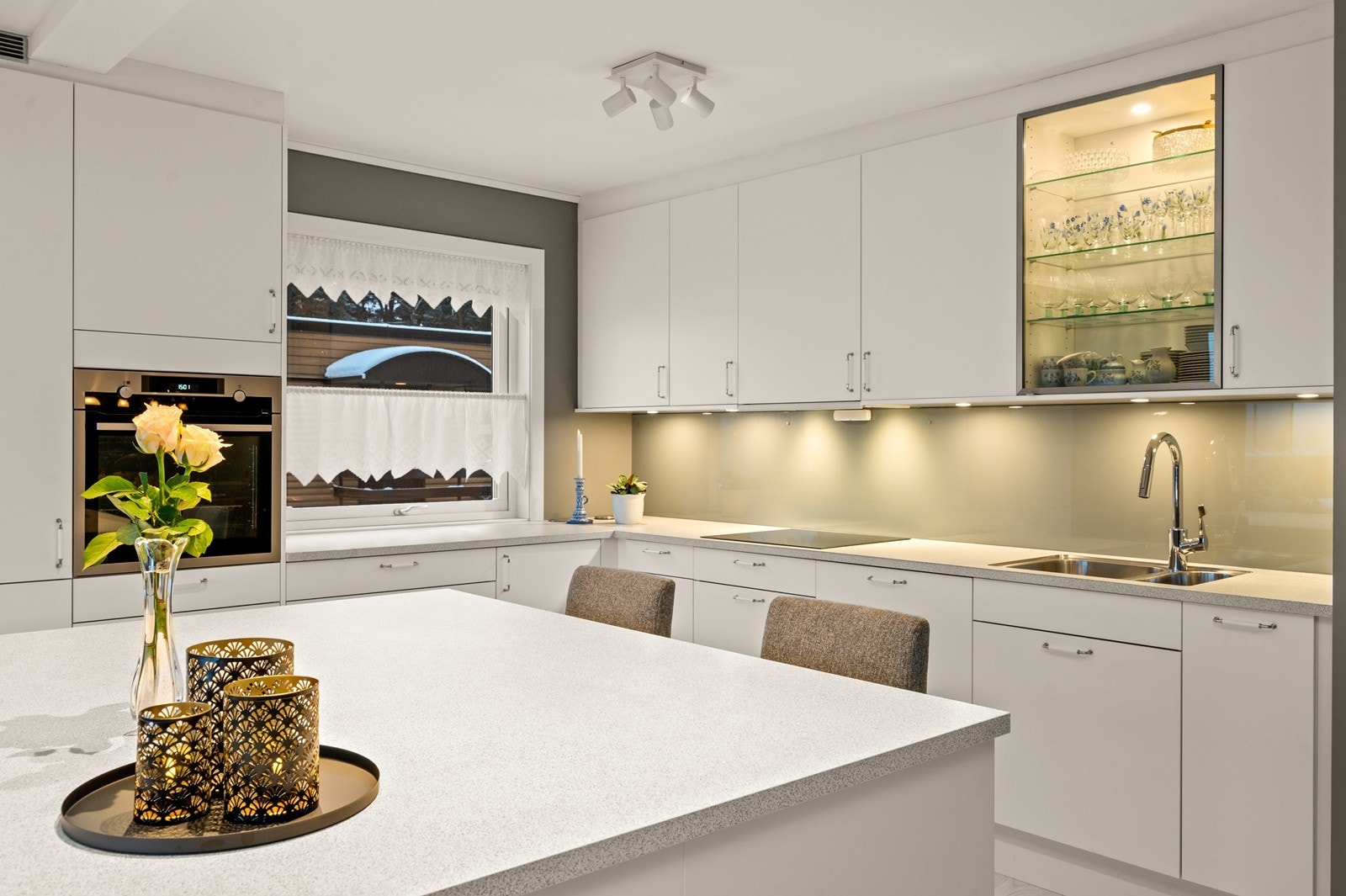 I kjøkkensonen er det en innholdsrik innredning fra 2021 med glatte fronter, laminatbenkeplate og integrerte hvitevarer. Galleribilde