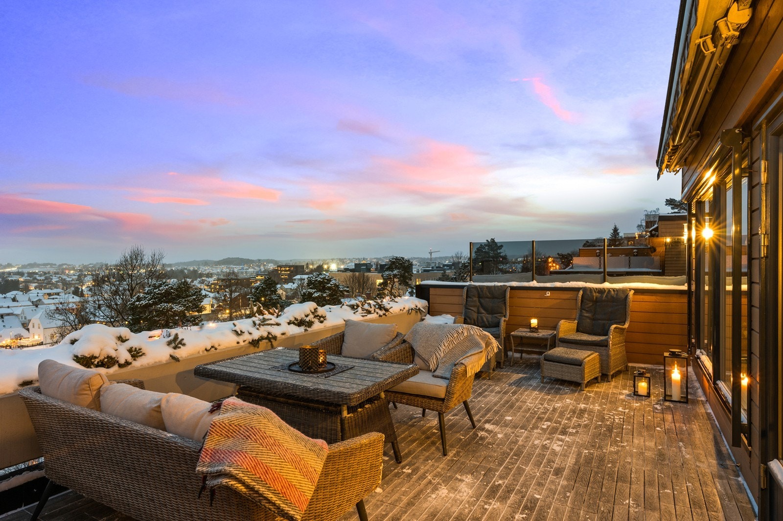 Her kan man nyte en åpen utsikt over nærområdet og byen. Galleribilde